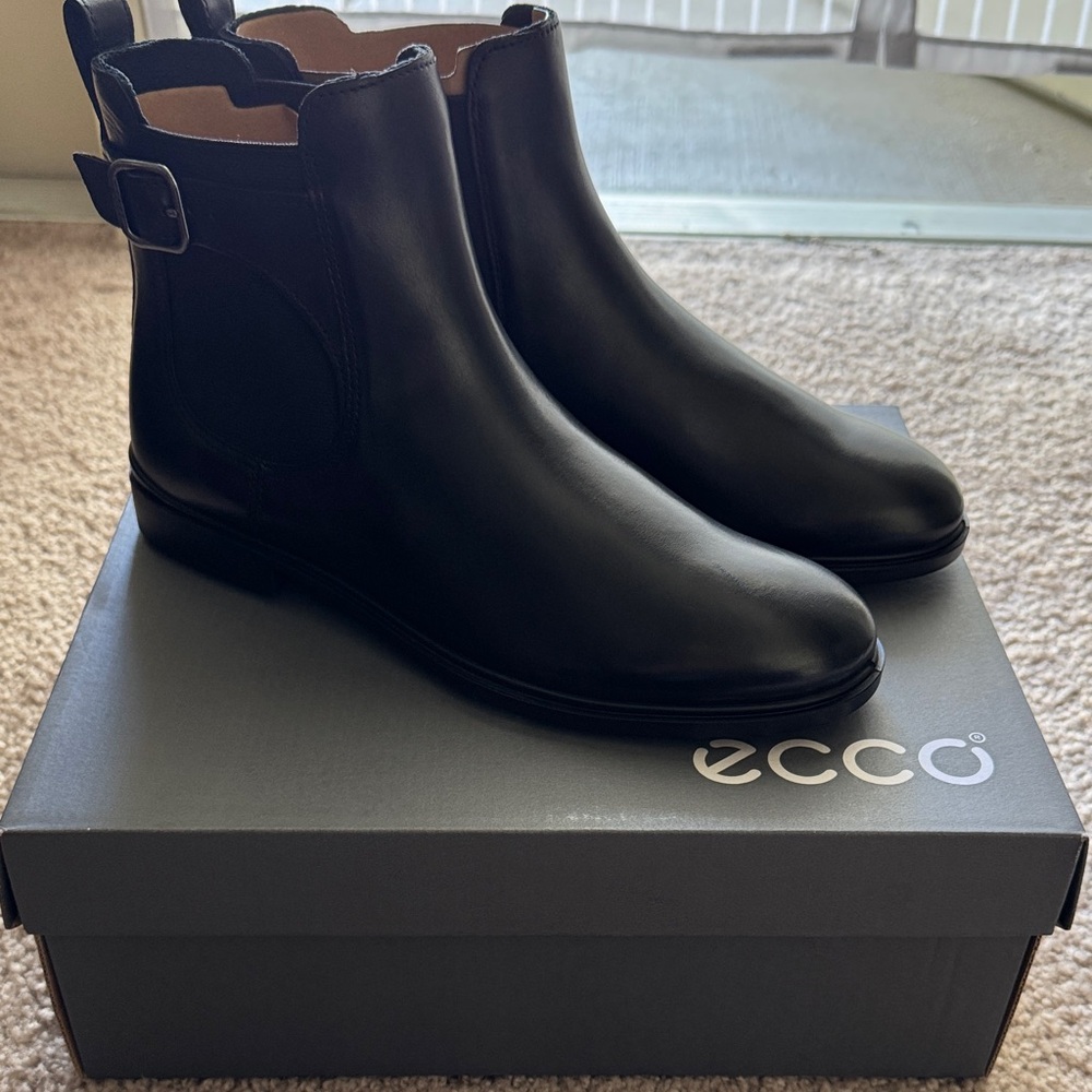 Ecco Sleek Black Leather Boots